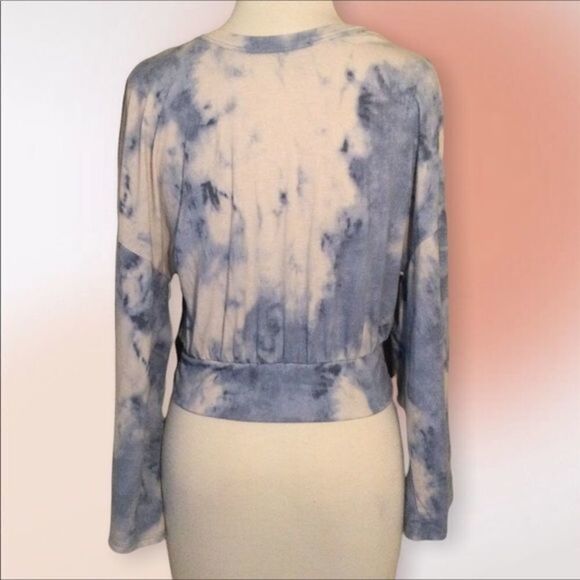 Lulu’s Blue And Ivory Tie Dye Open Back Reversible Long Sleeve Crop Top… - Picture 9 of 14